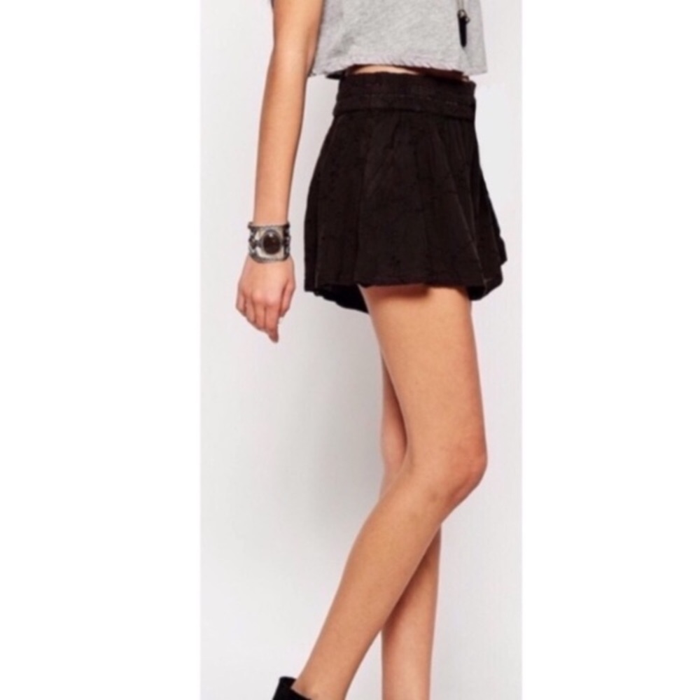 FREE PEOPLE Black Ruffle Flowy Shorts Size Small